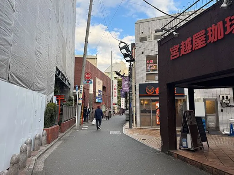 宮越屋珈琲店の前を直進