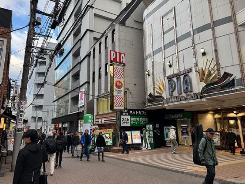 パチンコ店PIA・ネットカフェ・セブンイレブン