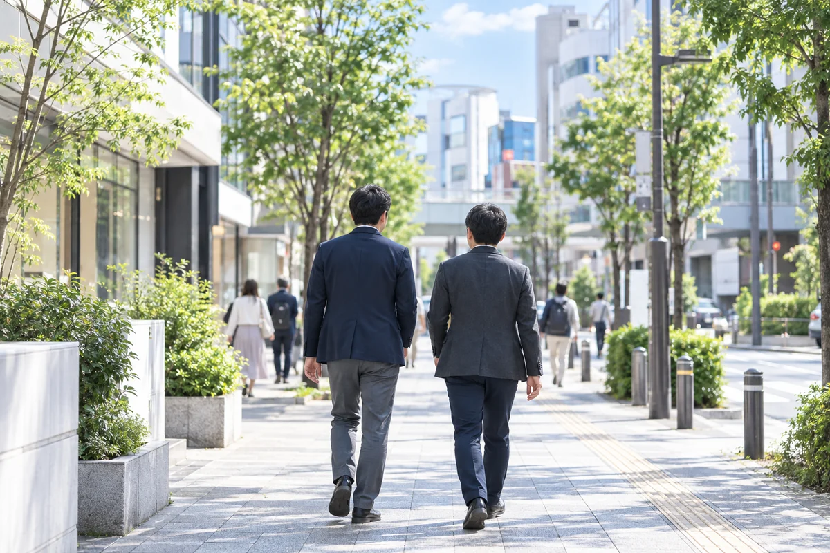 町田の街で調査を行う調査員