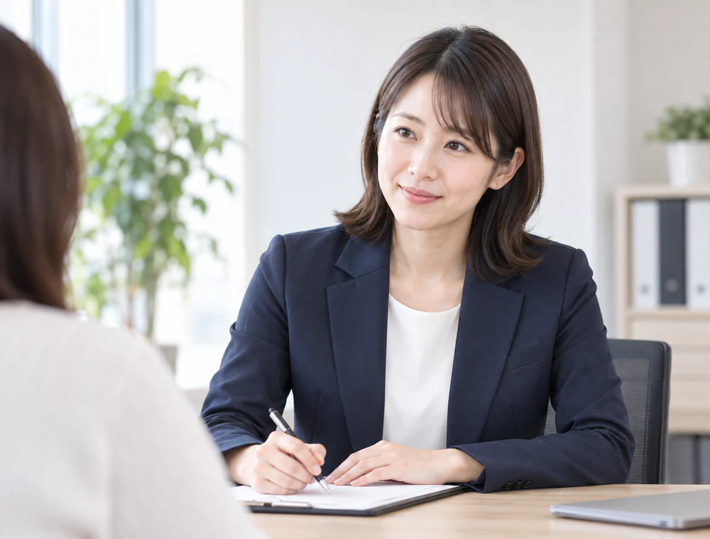 相談者の話を聞く女性相談員