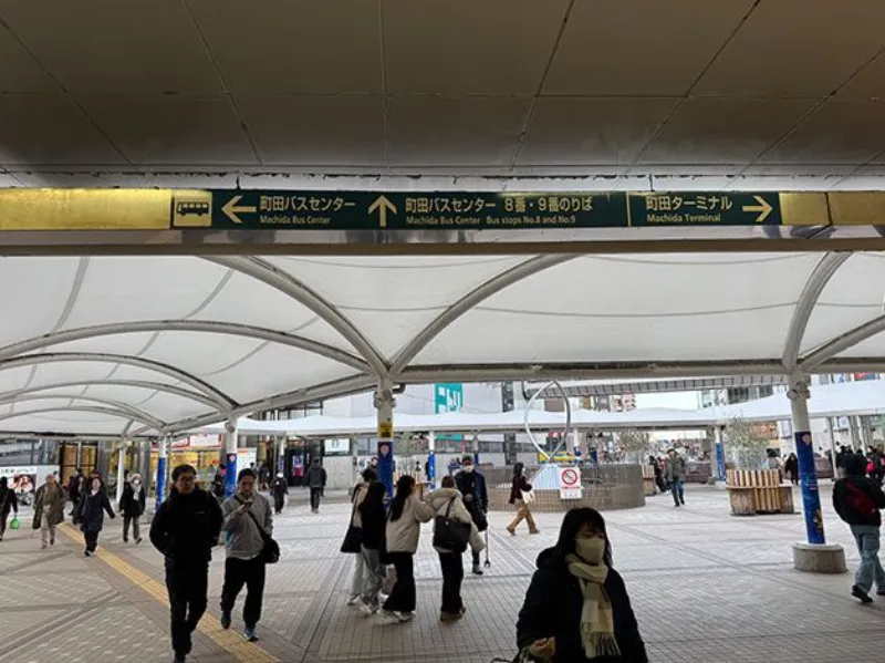ニトリ・スターバックスの看板方向へ
