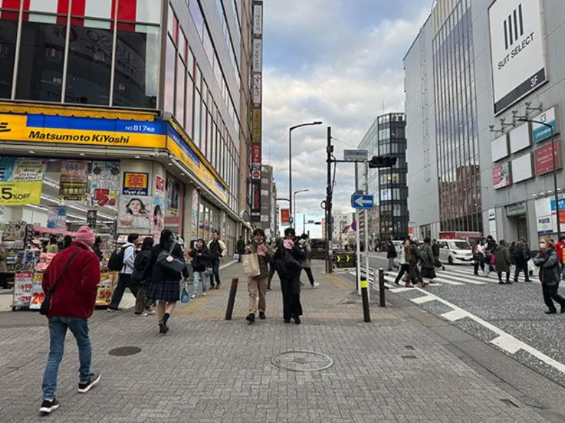マツモトキヨシの横を直進