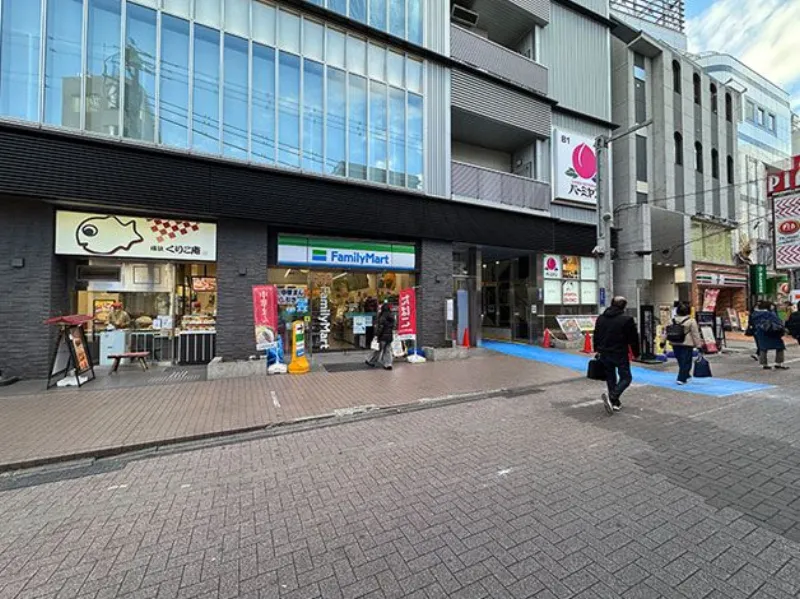 AETAビル入口（ファミリーマート・バーミヤン）
