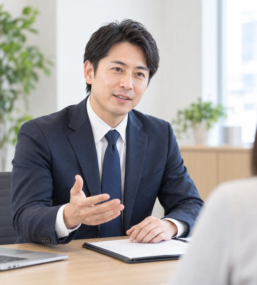 調査後の相談を受ける男性スタッフ